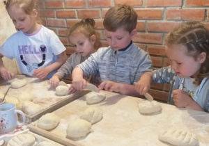 Powstają pierwsze chlebki, wykonane przez dzieci.